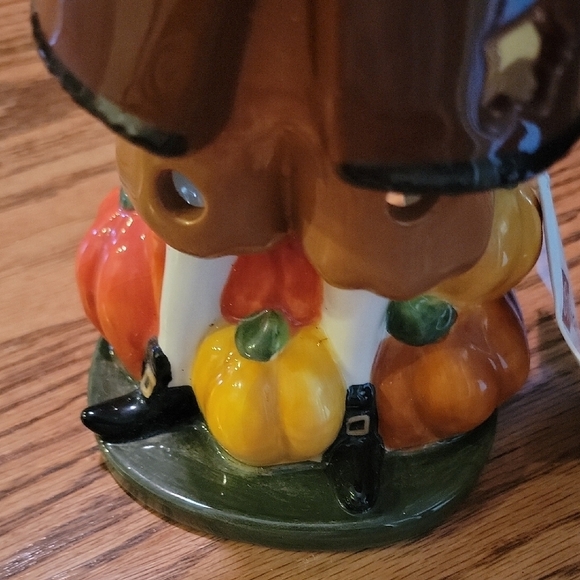 Thanksgiving Pilgrim Figurine - Picture 4 of 7